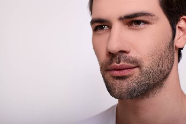 Yakından, seksi, genç bir beyaz adamın yüzü..