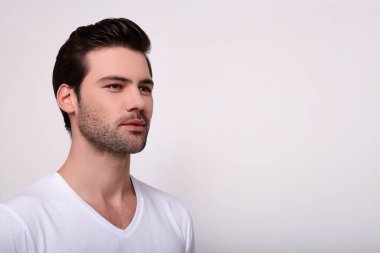 Yan tarafa bakan kendinden emin yakışıklı bir adamın portresi..