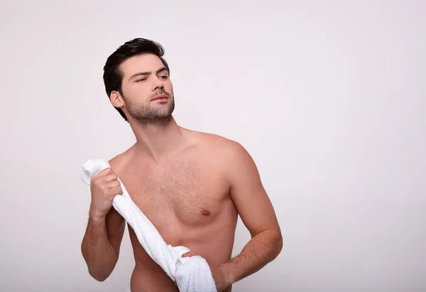 Un chico soñador y confiado con el pelo oscuro después de una ducha . — Foto de Stock