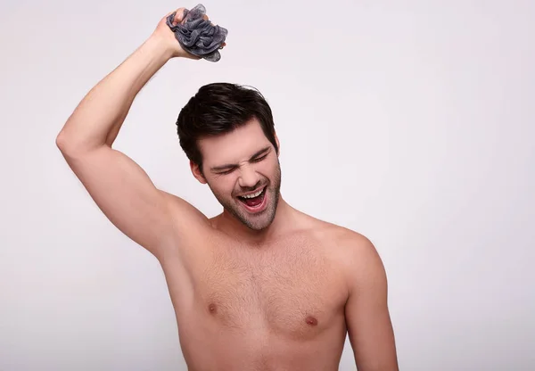 Musculoso hombre lava en la ducha y canta . — Foto de Stock