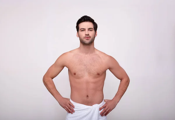 Joven caucásico sexy sin camisa macho posando en toalla aislado en gris —  Fotos de Stock