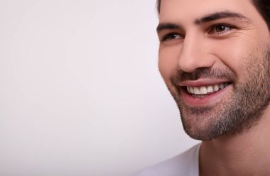 Kırpılmış çerçeve, genç mutlu beyaz maço.