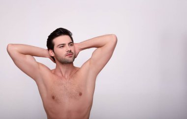 Yakışıklı genç ve formda vücut geliştirici duş üstüne havlu..