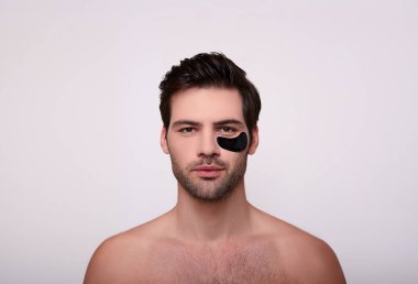 Yüzünde siyah lekeler olan esmer bir kadın..