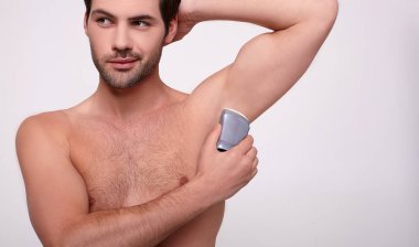 Gülümseyen tatlı esmer deodorant kullanıyor..