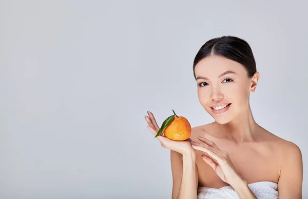 A charming Asian model with citrus in hand. — ストック写真