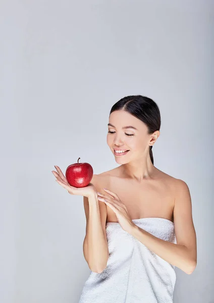 Cute Asian holds a red apple in her hand. — 스톡 사진