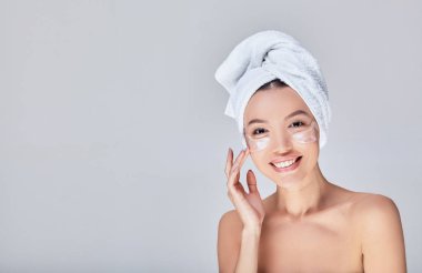Beyaz banyo havlusuyla saç ve bantlı komik Asyalı kadın..