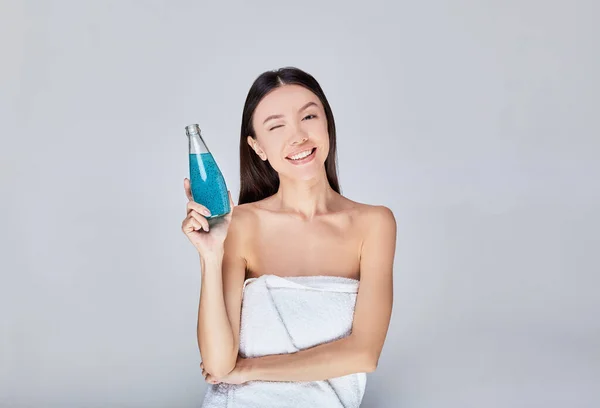 Gyönyörű ázsiai nő után spa italok méregtelenítő wellness smoothie. — Stock Fotó