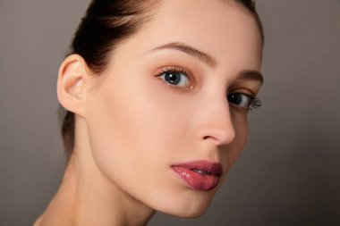 Genç, güzel beyaz bir kızın yüzünü yakın plan çek..