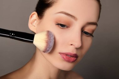 Yakın plan, çıplak makyajlı güzel bir genç kız..