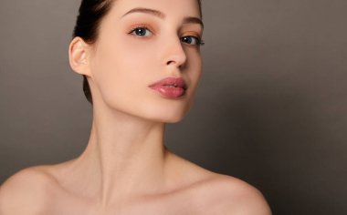 Güzel kadın sağlıklı ten konsepti doğal makyaj güzel kız yüzü.