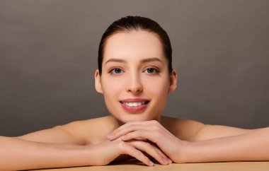 Çekici, güzel bir esmerin yakın plan portresi..