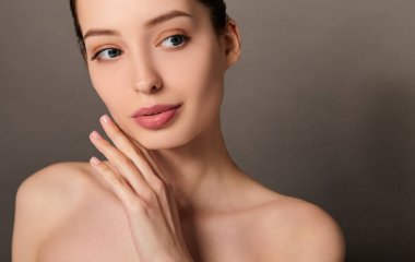 Üstsüz bir kızın yakın çekimi mesafeyi gösterir..