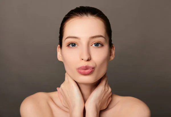 Cute sexy brown-haired woman makes lips kiss. — Stock Photo, Image