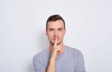 Ciddi bir genç adam sessizlik istiyor..