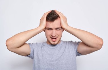 Genç adam başının ne kadar ağrıdığını gösteriyor..