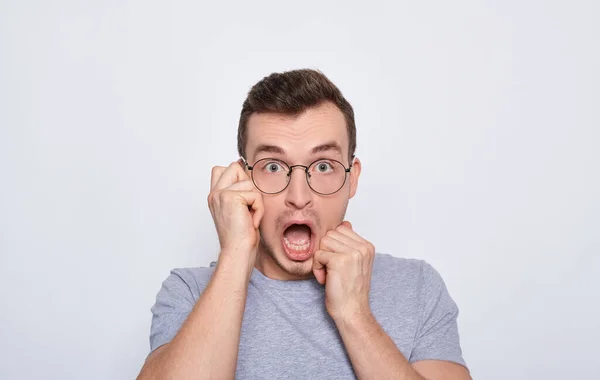 Um homem surpreso com óculos abriu a boca . — Fotografia de Stock
