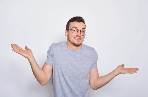 Un joven caucásico rauntizado con gafas . — Foto de Stock