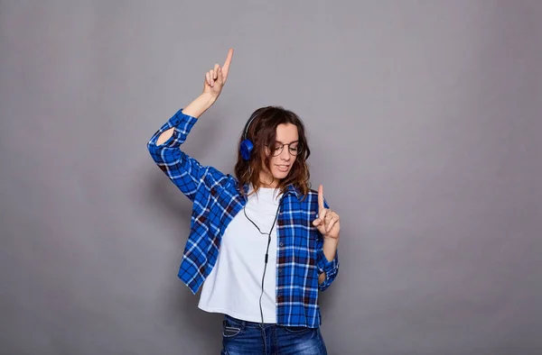 Uma Jovem Menina Doce Brilhante Com Cabelo Castanho Uma Camiseta — Fotografia de Stock