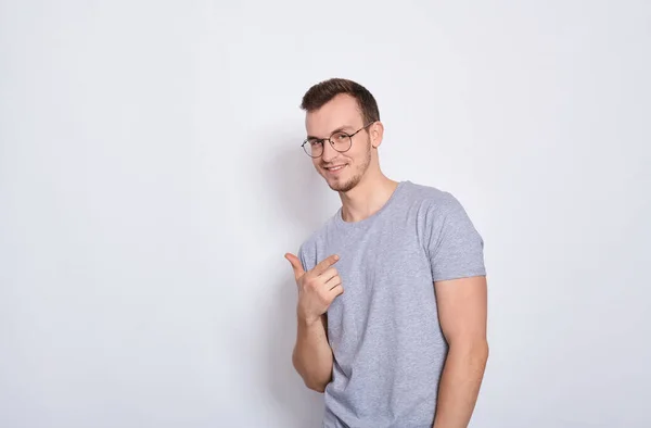 Ung Leende Man Grå Grundläggande Shirt Med Runda Glasögon För — Stockfoto