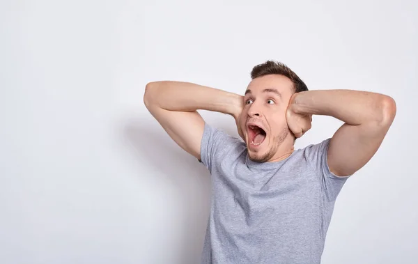 Jovem Gritando Homem Com Raiva Uma Camiseta Cinza Básica Gritando — Fotografia de Stock