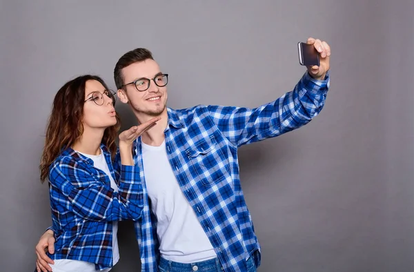 Par Amantes Camisas Azuis Verificadas Ele Ela Ela Dois Bonito — Fotografia de Stock