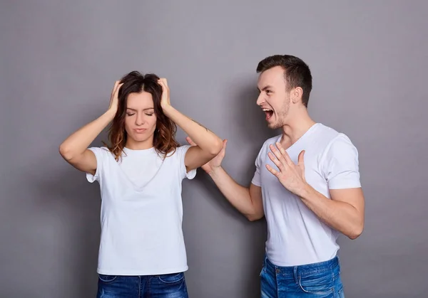 白いTシャツと青いジーンズで口ひげを生やした若い女性と男性のカップル 青色の背景の上に隔離されたままのエンティティ 関係の危機という概念 — ストック写真