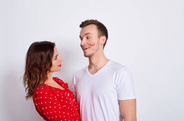 Saf cazibe. Şaşkın, tutkulu, güzel elbiseli güzel bir çift. Durgapok 'ta birbirlerine bakıp beyaz arka planda duruyorlar..