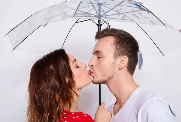 Portert Güzel Mutlu Birbirine Aşık Genç Bir Çift Gülüyorlar Şemsiye — Stok fotoğraf