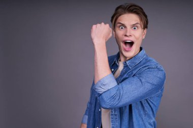 Neşeli, iyimser, yumruklarını sıkan ve geniş bir şekilde gülümseyen takım kazanacak, piyango ya da kumarhaneye bahis oynayacak başarıyı sevinçle kutlayacak, kazanacak, şerefe ya da evet. Boşluğu kopyala.