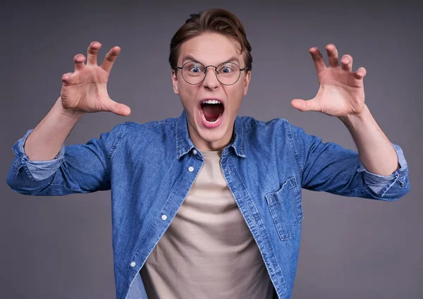 Primer Plano Retrato Joven Blanco Guapo Gritando Divertido Con Una — Foto de Stock