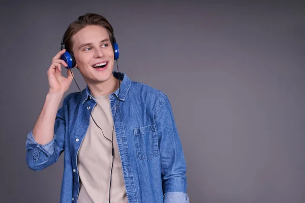 Lindo Encantador Joven Blanco Tiene Auriculares Estéreo Modernos Sonríe Positivamente — Foto de Stock