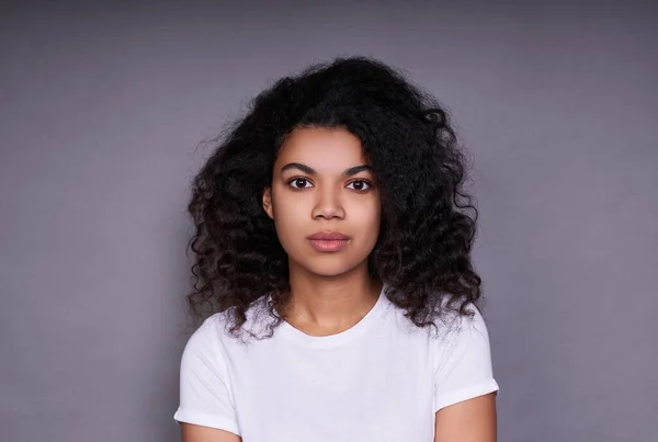 Wewnętrzne Ujęcie Poważnej Ciemnoskórej Kobiety Freelancer Afro Fryzurę Przyjemny Wygląd — Zdjęcie stockowe