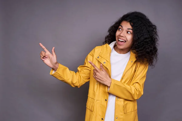 Zabawnie Zabawna Młoda Energiczna Afroamerykanka Bujną Gęstą Kręconą Fryzurą Białej — Zdjęcie stockowe
