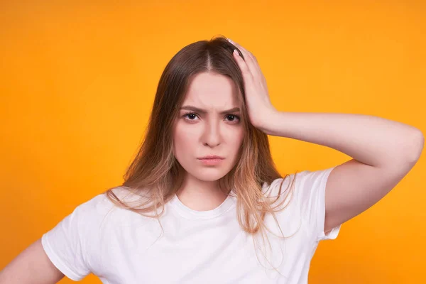 Junge Hübsche Blonde Mädchen Mit Langen Haaren Einem Weißen Basic — Stockfoto