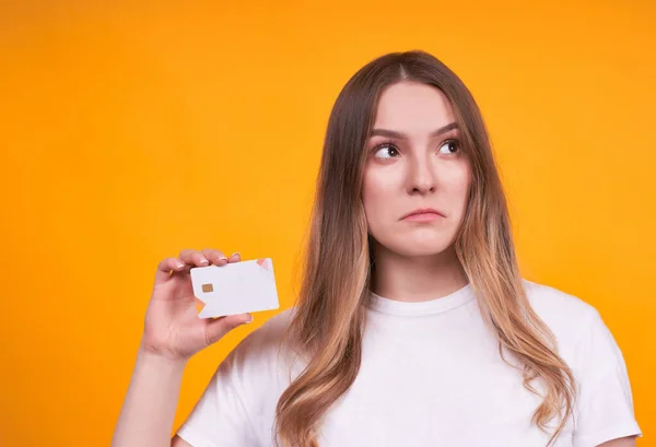 Junge Kaukasische Frau Mit Einer Kreditkarte Vor Isoliertem Gelben Hintergrund — Stockfoto