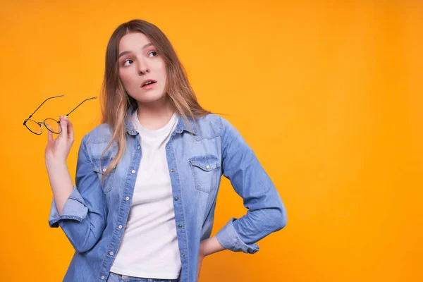 Junge Schöne Blonde Frau Mit Brille Über Isoliertem Hintergrund Die — Stockfoto