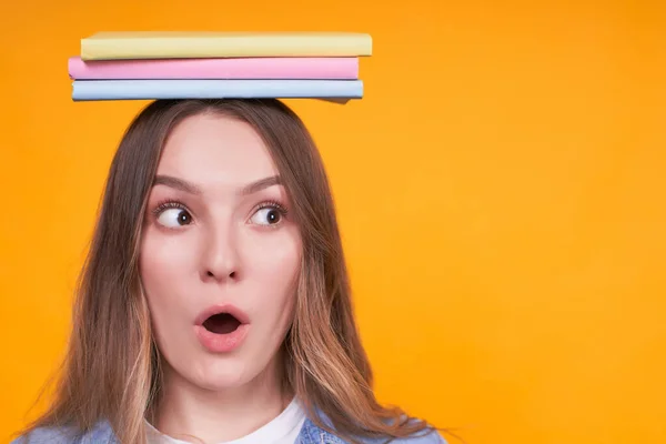 Young Caucasian Girl Books Her Head Looking Surprised Unexpected Feeling — Stock Photo, Image
