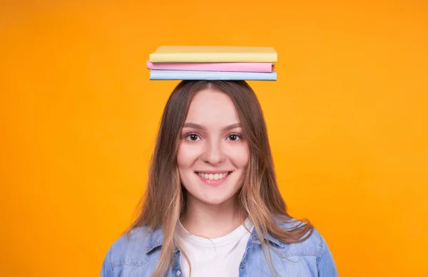 Ung Blond Vit Flicka Med Böcker Huvudet Närbild Ser Söt — Stockfoto