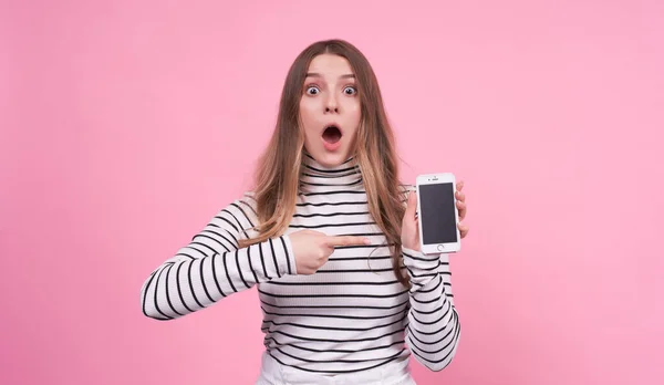 Retrato Una Hermosa Joven Caucásica Con Sorpresa Shock Muestra Dedo — Foto de Stock