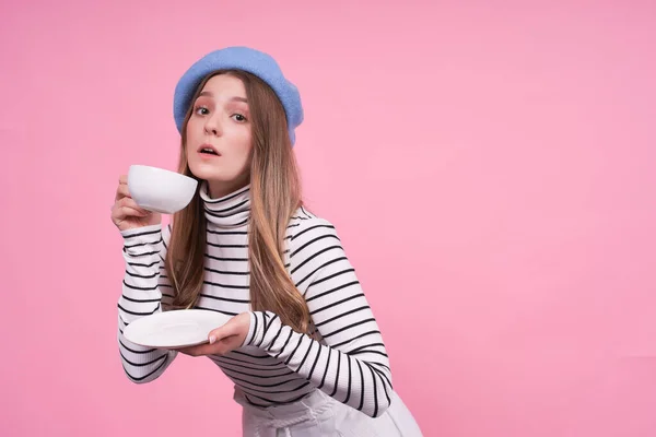 Retrato Uma Bela Mulher Branca Bonito Com Uma Expressão Engraçada — Fotografia de Stock