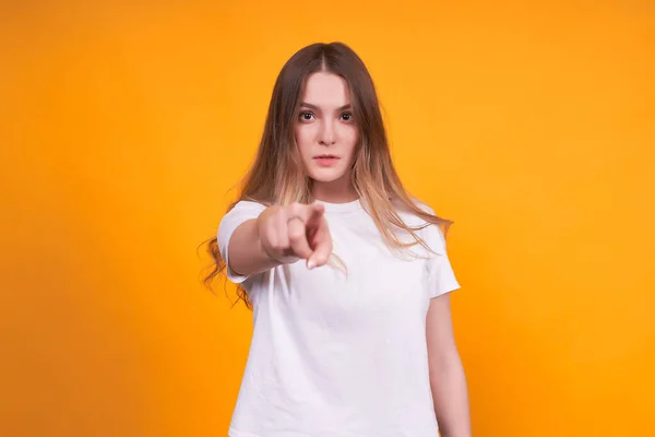 Ein Nettes Junges Kaukasisches Mädchen Weißem Shirt Steht Auf Gelbem — Stockfoto