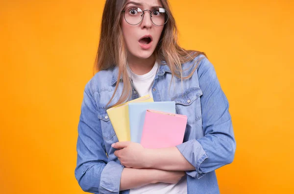 Young Caucasian Surprised Amusing Girl Glasses Notebooks Looking Surprised Unexpected — Stock Photo, Image