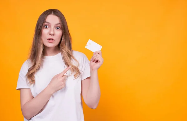 Porträt Eines Glücklichen Netten Jungen Mädchens Mit Einem Lustigen Gesicht — Stockfoto