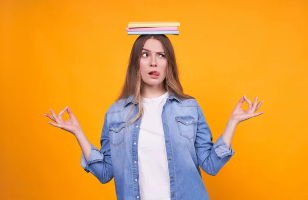 Young Blond Caucasian Woman Books Her Head Looking Funny Ridiculous — Stock Photo, Image