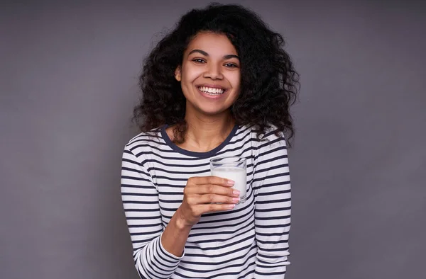 Смеющаяся Молодая Африканская Американка Широкой Белоснежной Улыбкой Держит Стакан Молока — стоковое фото