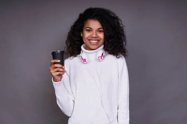 Горизонтальный Снимок Мечтательной Афро Американской Девушки Наслаждающейся Вкусом Ароматного Кофе — стоковое фото