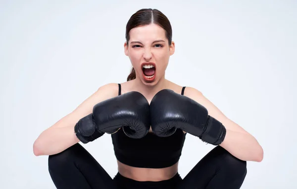 Close Uma Jovem Menina Esportiva Agressiva Com Cabelos Escuros Olhos — Fotografia de Stock