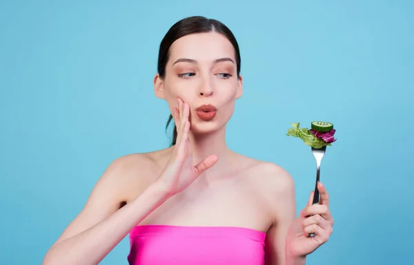 Cute Young Caucasian Girl Pink Top Holds Fork Salad Her — Stock Photo, Image